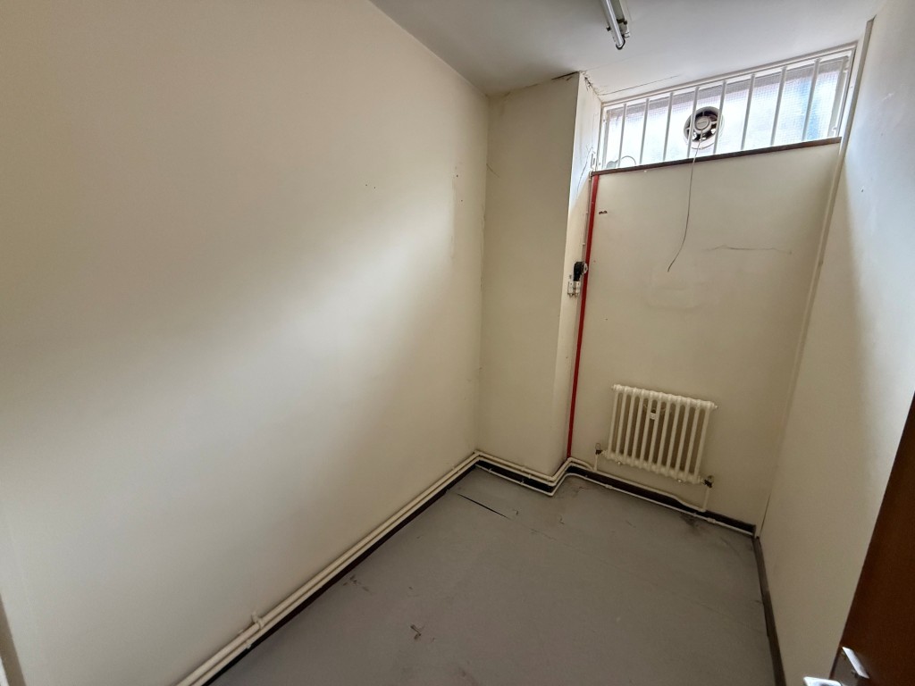 Lot: 14 - VACANT TOWN CENTRE COMMERCIAL PREMISES AND YARD WITH POTENTIAL - First floor room with small window